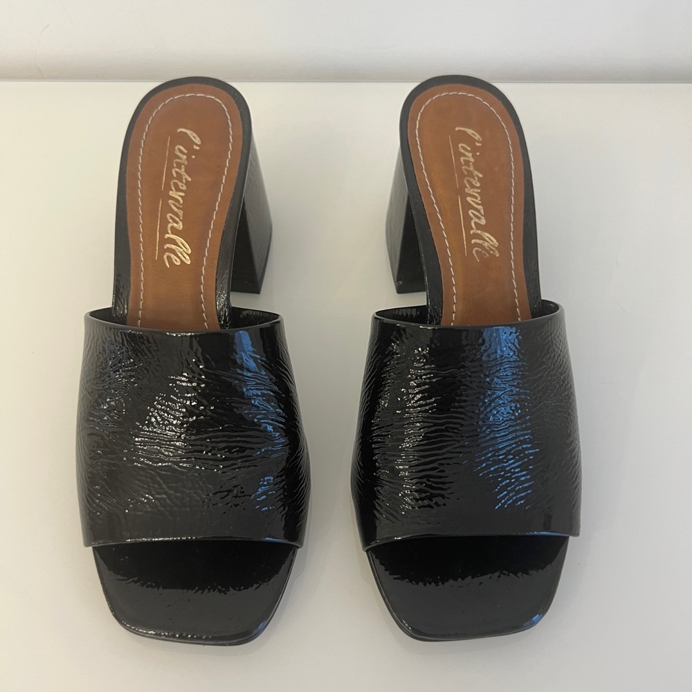 L’intervalle Black Patent Block Heel Mules